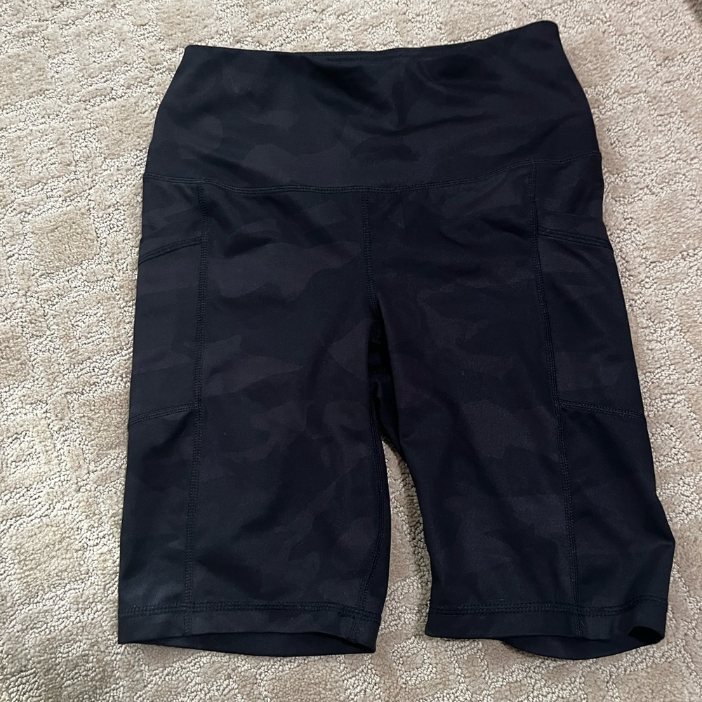 yogalicious dark camo biker shorts small